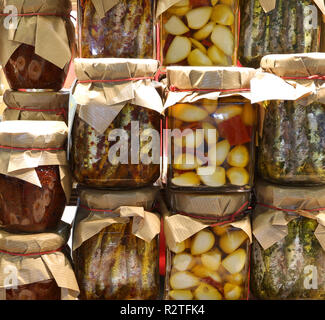 Arrière-plan de nombreux pots de verre avec une cuisine typiquement italienne de Calabre l'ail Anchois très épicé Banque D'Images