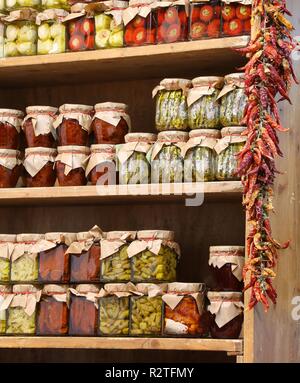 De nombreux bocaux avec de la nourriture typique de la Calabre comme tomates poivrons et anchois très chaud Banque D'Images