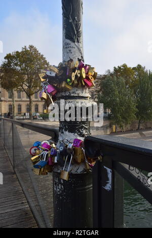 Cadenas d'amour sur le Pont des Arts la passerelle sur la Seine et les personnes marchant sur une passerelle au-dessus de l'RiverSeine face au Louvre Museum Banque D'Images