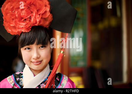 Portrait d'une jeune femme vêtue de vêtements traditionnels. Banque D'Images