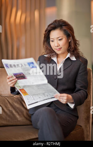 Portrait de lire le journal dans son bureau. Banque D'Images