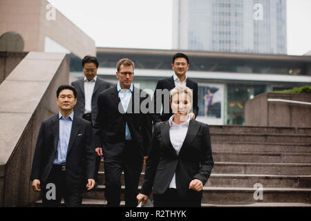 De descendre une volée de marches à l'extérieur d'un bâtiment de la ville. Banque D'Images