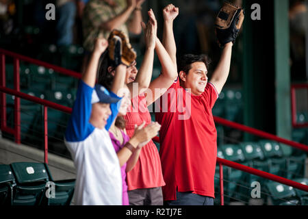 Encourager la famille à un match de baseball à un stade. Banque D'Images