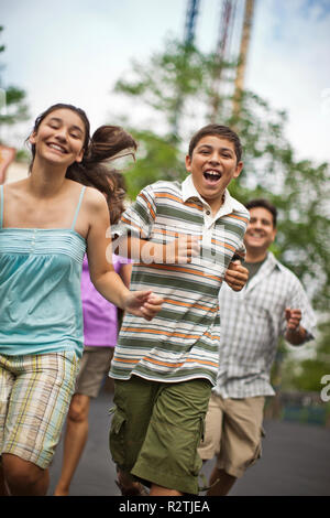 Famille bénéficiant d'une journée dans un parc d'amusement. Banque D'Images