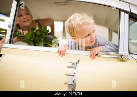 Boy leaning out car window Banque D'Images