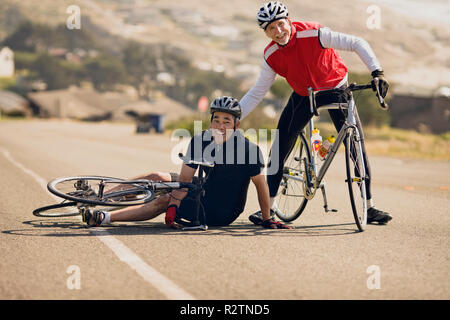 Homme mûr tombe vers le bas tandis que le vélo Banque D'Images