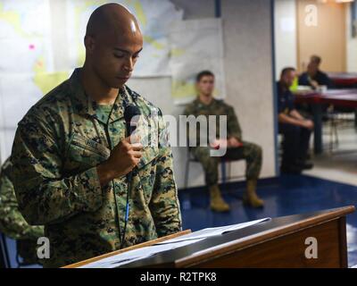 Mer des Caraïbes (nov. 12, 2018) - Sgt. John Hill, de Raeford, N.C., offre d'ouverture pour le Marine Corps' 243e anniversaire à bord du navire-hôpital USNS Comfort (T-AH 20). Le confort est de 11 semaines sur une mission d'appui médical à l'Amérique centrale et du Sud dans le cadre du U.S. Southern Command's Enduring promesse initiative. Travailler avec des partenaires gouvernementaux et de santé en Équateur, au Pérou, en Colombie et au Honduras, l'équipe médicale a entrepris des soins à bord et dans les sites médicaux, aide à relâcher la pression sur les systèmes médicaux causée en partie par une croissance de ces bo Banque D'Images