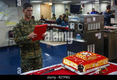 Mer des Caraïbes (nov. 12, 2018) - Le s.. James Martin, de Boise, Idaho, prononce une allocution à la Marine Corps' 243e anniversaire à bord du navire-hôpital USNS Comfort (T-AH 20). Le confort est de 11 semaines sur une mission d'appui médical à l'Amérique centrale et du Sud dans le cadre du U.S. Southern Command's Enduring promesse initiative. Travailler avec des partenaires gouvernementaux et de santé en Équateur, au Pérou, en Colombie et au Honduras, l'équipe médicale a entrepris des soins à bord et dans les sites médicaux, aide à relâcher la pression sur les systèmes médicaux causée en partie par une croissance de ces bor Banque D'Images