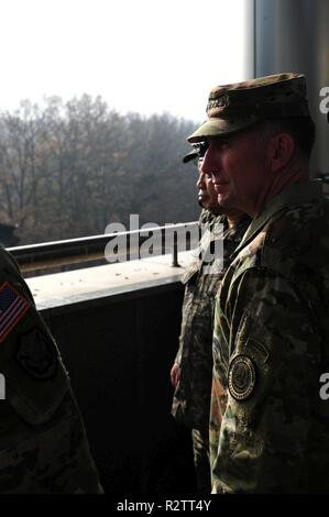 L'armée américaine le général Robert B. Abrams, Commandement des Nations Unies), commandant le toit de tours Freedom House à la zone commune de sécurité, à Panmunjom, République de Corée, le 10 novembre 2018. Abrams a récemment pris le commandement de l'UNC et visité la CVC dans le cadre d'une première visite d'installations. Banque D'Images