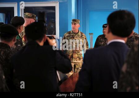 L'armée américaine le général Robert B. Abrams, Commandement des Nations Unies, le commandant parle avec un groupe de responsables américains et coréens, y compris la République de Corée (ROK) Parc de l'Armée Le Général Han-Ki ROK, chef d'état-major interarmées à la zone commune de sécurité, à Panmunjom, Corée, le 10 novembre 2018. Abrams a tenu la première bataille de la circulation comme la JSA nouveau commandant de l'UNC. Banque D'Images