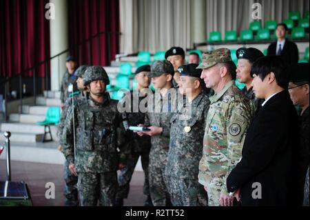 L'armée américaine le général Robert B. Abrams, Commandement des Nations Unies, le commandant est à côté de République de Corée (ROK) leurs homologues de l'armée, à la zone commune de sécurité, à Panmunjom, Corée, le 10 novembre 2018. Abrams a tenu la première bataille de la circulation comme la JSA nouveau commandant de l'UNC. Banque D'Images