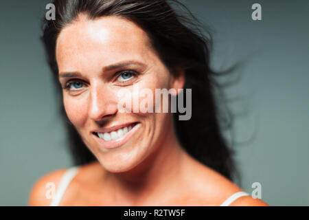 Portrait souriant, confident woman Banque D'Images