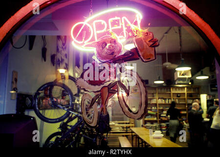 Fairfax de Marin County, en Californie, USA, le 5 janvier 2012 : Bike bar pub fenêtre avec open sign Banque D'Images