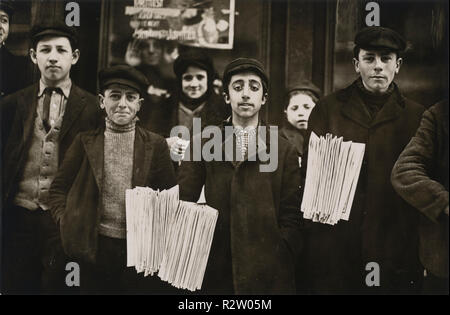 Hartford Newsboys. En date du : 1909. Dimensions : 11,9 x 16,9 image : cm (4 11/16 x 6 5/8 in.) feuille : 12 x 17,7 cm (4 3/4 x 6 15/16 in.). Médium : argentique. Musée : National Gallery of Art, Washington DC. Auteur : Lewis Hine. Banque D'Images