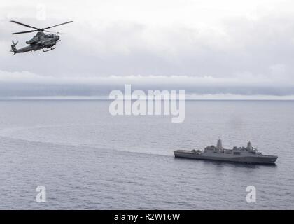 Mer Méditerranée (nov. 1, 2018) Un AH-1Z hélicoptère Viper, attaché à rotors basculants moyen maritime (VMM) de l'Escadron 166 (renforcée), vole au-dessus de la San Antonio-classe de transport amphibie USS dock Anchorage (LPD 23) dans la mer Méditerranée, le 1 novembre 2018. Anchorage et entrepris 13e Marine Expeditionary Unit sont déployés dans le domaine de la sixième flotte américaine de la paix comme une force d'intervention de crise à l'appui de partenaires régionaux ainsi que de promouvoir les intérêts de la sécurité nationale des États-Unis en Europe et en Afrique. Banque D'Images