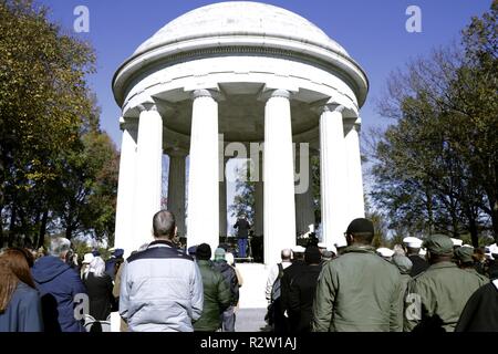 Le District de Columbia et de la Garde nationale l'Association des plus anciens habitants de D.C. L'hôte d'une cérémonie pour honorer le 499 D.C. résidents qui a donné l'ultime sacrifice au cours de la Première Guerre mondiale et célébrer le centenaire de l'Armistice, le 11 novembre 2018 au Monument commémoratif de guerre à Washington D.C. D.C. Rempl. Eleanor Holmes Norton, D.C. ; Phil Mendelson, président, D.C. Council ; le Major-général William J. Walker, commandant général de la Garde nationale, et Bill Brown, président, AOI, remarques a donné.La cérémonie qui a aussi rendu hommage à ceux qui ont servi ou servent actuellement dans les forces armées des États-Unis. Banque D'Images