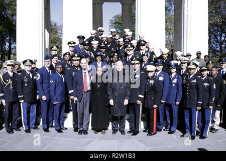 Le District de Columbia et de la Garde nationale l'Association des plus anciens habitants de D.C. L'hôte d'une cérémonie pour honorer le 499 D.C. résidents qui a donné l'ultime sacrifice au cours de la Première Guerre mondiale et célébrer le centenaire de l'Armistice, le 11 novembre 2018 au Monument commémoratif de guerre à Washington D.C. D.C. Rempl. Eleanor Holmes Norton, D.C. ; Phil Mendelson, président, D.C. Council ; le Major-général William J. Walker, commandant général de la Garde nationale, et Bill Brown, président, AOI, remarques a donné.La cérémonie qui a aussi rendu hommage à ceux qui ont servi ou servent actuellement dans les forces armées des États-Unis. Banque D'Images