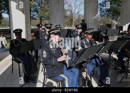 Les membres de la 257th Army Band, District de Columbia Army National Guard, rendre une sélection musicale au cours d'une cérémonie organisée par la Garde nationale et l'Association des plus anciens habitants de D.C. honorant les 499 D.C. résidents qui a donné l'ultime sacrifice au cours de la Première Guerre mondiale et célébrer le centenaire de l'Armistice, le 11 novembre 2018, au Monument commémoratif de guerre à Washington D.C. D.C. Rempl. Eleanor Holmes Norton, D.C. ; Phil Mendelson, président, D.C. Council ; le Major-général William J. Walker, commandant général de la Garde nationale, et Bill Brown, président, AOI, a propos. La cérémonie Banque D'Images