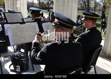 Le District de Columbia et de la Garde nationale l'Association des plus anciens habitants de D.C. L'hôte d'une cérémonie pour honorer le 499 D.C. résidents qui a donné l'ultime sacrifice au cours de la Première Guerre mondiale et célébrer le centenaire de l'Armistice, le 11 novembre 2018 au Monument commémoratif de guerre à Washington D.C. D.C. Rempl. Eleanor Holmes Norton, D.C. ; Phil Mendelson, président, D.C. Council ; le Major-général William J. Walker, commandant général de la Garde nationale, et Bill Brown, président, AOI, remarques a donné.La cérémonie qui a aussi rendu hommage à ceux qui ont servi ou servent actuellement dans les forces armées des États-Unis. Banque D'Images