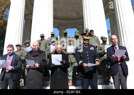 Eleanor Holmes Norton, Rép. D.C. ; Phil Mendelson, président, D.C. Council ; le Major-général William J. Walker, commandant général de la Garde nationale, et Bill Brown, président, AOI, le long avec les cadets de la Capital Guardian Youth ChalleNGe Academy, lisez à haute voix les noms des 499 résidents qui ont donné la D.C. sacrifice ultime au cours de la Première Guerre mondiale lors d'une cérémonie commémorant le centenaire de l'Armistice, le 11 novembre 2018 au Monument commémoratif de guerre à Washington D.C. D.C. La cérémonie a aussi rendu hommage à ceux qui ont servi ou servent actuellement dans les forces armées des États-Unis. Banque D'Images