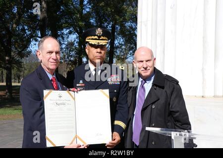 Phil Mendelson, président, Conseil du District de Columbia et Bill Brown, président, Association des plus anciens habitants de D.C., présente le Major-général William J. Walker, commandant général de la Garde nationale, D.C., avec une résolution reconnaissant le service de D.C. résidents pendant la Première Guerre mondiale, le 11 novembre 2018, au Monument commémoratif de guerre à Washington D.C. D.C. Rempl. Eleanor Holmes Norton, D.C. ; Phil Mendelson, président, D.C. Council ; le Major-général William J. Walker, commandant général de la Garde nationale, et Bill Brown, président, AOI, a propos. La cérémonie a aussi rendu hommage à ceux qui ont servi ou sont cu Banque D'Images