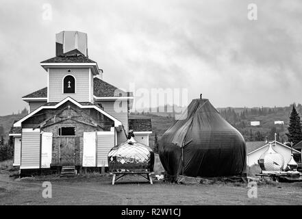 Nicholaevsk, AK - Aug 23, 2018 : une vue d'une structure religieuse à côté de l'église de St Nicolas, une église orthodoxe russe dans la région de Nikolaevsk sur Pe Kenai Banque D'Images