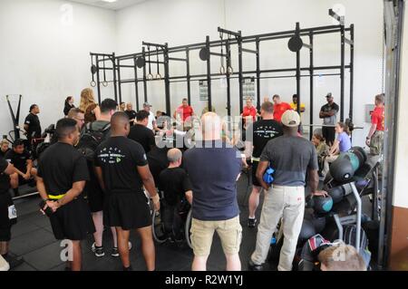 Une foule se rassembler autour de regarder l'un des 32 essais régionaux du Pacifique Les athlètes exécutent le banc de la presse dans la compétition à la dynamophilie Schofield Barracks Martinez forme physique centre Samedi, 10 novembre, 2018. Ces concours ont lieu durant le mois de novembre, ce qui coïncide également avec guerrier. Mois de l'entretien Au cours de mois Soins Warrior nous l'accent sur les activités qui nous permettent de communiquer l'engagement de l'armée, blessés, malades et blessés, leurs familles et les aidants naturels, et de mettre l'accent sur l'unité de transition guerrier la priorité numéro un des soldats est de travailler aussi dur sur leur rétablissement car ils ne Banque D'Images