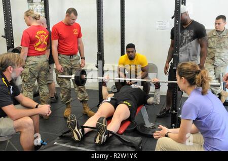 La CPS. Taylor Ingle de Schofield Barracks Warrior Transition bataillon se prépare à lever dans la position de départ au cours de la région du Pacifique 2018 Essais Cliniques de Powerlifting, événement Samedi, Novembre 10, 2018 à la Schofield Barracks Martinez centre de conditionnement physique. Plus de 100 blessés gravement malades ou blessés, militaires et les anciens combattants vont participer à la compétition du Pacifique. Le guerrier blessé athlètes représentera les commandes de l'Armée américaine les régies régionales de la Santé de l'ensemble du Pacifique, l'Atlantique et les régions centrales. ( Banque D'Images