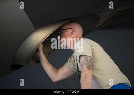 Aviateurs, affecté à la 455 e groupe de maintenance expéditionnaire à Bagram, en Afghanistan aérodrome travaillent quotidiennement pour s'assurer que nos avions sont prêts à voler. Ce groupe est composé de deux escadrons ; le Expeditonary 455 e Escadron de maintenance et le 455 e Escadron de maintenance des aéronefs de la Force expéditionnaire du Canada. Banque D'Images