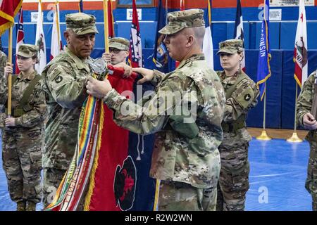 Le général Benjamin Corell, 34e Division d'infanterie Red Bull et le commandement du général commandant le Sgt. Le major Joseph Hjelmstad uncase les couleurs de la Division au cours d'une cérémonie de transfert d'autorité le 12 novembre 2018. La Garde nationale du Minnesota et de l'administration centrale l'administration centrale de l'unité bataillon a assumé la responsabilité pour le groupe de travail de la mission de Spartan de la Pennsylvania National Guard's 28e Division d'infanterie. Le 34e est HHBN sert de quartier général de la division pour environ 10 000 soldats mener des opérations de sécurité dans le théâtre au Moyen-Orient. Banque D'Images