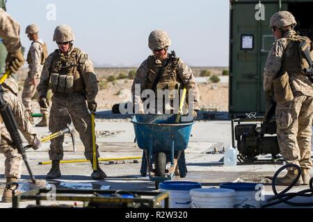 Les Marines américains avec l'Escadron de soutien de l'aile Marine 274 effectuer les réparations d'exfoliation pendant une simulation de l'évaluation des réparations de dommages de l'aérodrome dans le cadre de l'exercice de formation intégrée (ITX) le Marine Corps Air Ground Combat Center Twentynine Palms, California, 8 novembre 2018. L'ITX est une grande échelle, exercice d'entraînement interarmes destiné à produire des forces prêtes au combat capable de fonctionner comme un système intégré de Marine air-sol task force. Banque D'Images