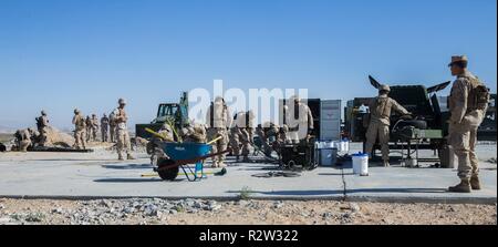 Les Marines américains avec l'Escadron de soutien de l'aile Marine 274 à simuler un réparation de dommages de l'aérodrome de l'évaluation environnementale au cours de l'exercice de formation intégrée (ITX) le Marine Corps Air Ground Combat Center Twentynine Palms, California, 8 novembre 2018. L'ITX est une grande échelle, exercice d'entraînement interarmes destiné à produire des forces prêtes au combat capable de fonctionner comme un système intégré de Marine air-sol task force. Banque D'Images