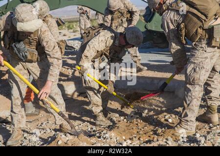 Les Marines américains avec l'Escadron de soutien de l'aile Marine niveau 274 sur la surface d'un cratère lors d'une simulation de la réparation des dommages de l'aérodrome de l'évaluation environnementale au cours de l'exercice de formation intégrée (ITX) le Marine Corps Air Ground Combat Center Twentynine Palms, California, 8 novembre 2018. L'ITX est une grande échelle, exercice d'entraînement interarmes destiné à produire des forces prêtes au combat capable de fonctionner comme un système intégré de Marine air-sol task force. Banque D'Images