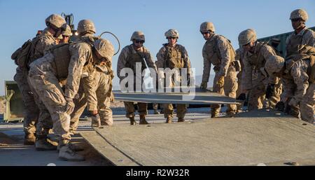 Les Marines américains avec l'Escadron de soutien de l'aile Marine 274 panneaux sur place un cratère réparé pendant une simulation de l'évaluation des réparations de dommages de l'aérodrome dans le cadre de l'exercice de formation intégrée (ITX) le Marine Corps Air Ground Combat Center Twentynine Palms, California, 8 novembre 2018. L'ITX est une grande échelle, exercice d'entraînement interarmes destiné à produire des forces prêtes au combat capable de fonctionner comme un système intégré de Marine air-sol task force. Banque D'Images