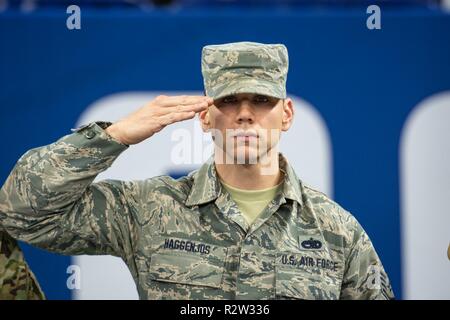 Le sergent de l'US Air Force. Chadd Haggenjos, un aviateur affecté à la 122e Escadre de chasse, de l'Indiana Air National Guard, se tient sur le terrain de football au Lucas Oil Stadium à Indianapolis, le 11 novembre 2018. Service de l'Indiana ont pris part à de nombreux anciens combattants des cérémonies du Jour du souvenir au stade Lucas Oil. Banque D'Images