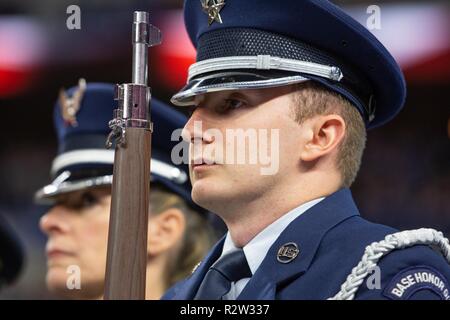 Le sergent de l'US Air Force. Lonnie C. Wiram, un aviateur affecté à la 181e Escadre de renseignement, de l'Indiana Air National Guard, est à l'attention pendant la présentation des couleurs avant le début de l'Indianapolis Colts football game au Lucas Oil Stadium à Indianapolis, le 11 novembre 2018. Les membres de l'Indiana a participé à de nombreuses cérémonies du Jour des anciens combattants avant et pendant le jeu. Banque D'Images
