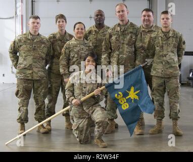 Des soldats de la réserve de l'Armée américaine à partir de la 368e Détachement des affaires publiques, posent pour une photo à la suite d'une formation à Milwaukee, Wisconsin, le 8 novembre 2018. Les soldats de la 368e PAD ont grandi pour devenir une seconde famille à l'autre. Banque D'Images