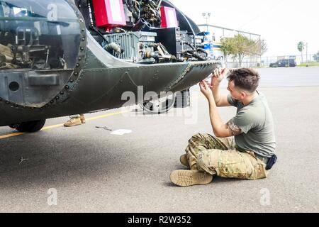 La CPS. Royston Kirk, un hélicoptère Blackhawk UH-60 Réparateur, attribué à 2e Bataillon d'hélicoptères d'assaut, 82e Brigade d'aviation de combat, en partenariat avec 3e Brigade d'aviation de combat se resserre les vis et boulons sur un UH-60 Blackhawk hélicoptère lors des contrôles de maintenance préventive et des services de soutien, au cours Boarder 8 novembre 2018. Le Commandement du Nord des États-Unis est fournir du soutien militaire au Ministère de la sécurité intérieure et la U.S. Customs and Border Protection pour sécuriser la frontière sud des États-Unis. ( Banque D'Images