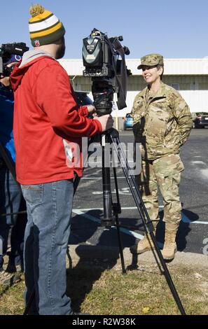 38e Brigade, le colonel commandant Soutien Kimberly Martindale parle à la presse après le succès de retour à l'aéroport de Indianapolis, à Indianapolis, Indiana le jour avant le jour de l'ancien combattant. Banque D'Images