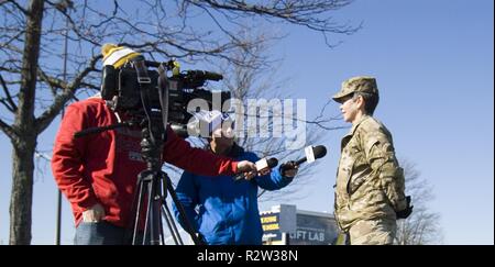 38e Brigade, le colonel commandant Soutien Kimberly Martindale parle à la presse après le succès de retour à l'aéroport de Indianapolis, à Indianapolis, Indiana le jour avant le jour de l'ancien combattant. Banque D'Images