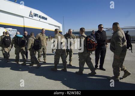 Les soldats de la 38e Brigade de soutien est arrivé à la maison à l'aéroport le samedi 10 novembre. L'adjudant général, le général Courtney P. Carr avec 38e Division d'infanterie, Brig. Le général David Vesper, accueilli des soldats alors qu'ils ont les avions. Très attendu des familles dans le hangar à l'aéroport excité de pouvoir retrouver leurs soldats. Banque D'Images