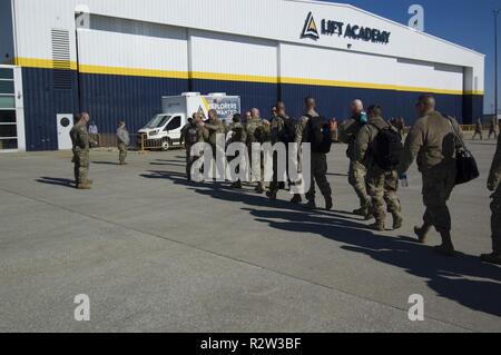 Les soldats de la 38e Brigade de soutien est arrivé à la maison à l'aéroport le samedi 10 novembre. L'adjudant général, le général Courtney P. Carr avec 38e Division d'infanterie, Brig. Le général David Vesper, accueilli des soldats alors qu'ils ont les avions. Très attendu des familles dans le hangar à l'aéroport excité de pouvoir retrouver leurs soldats. Banque D'Images