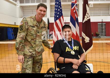 SCHOFIELD BARRACKS, New York - Le Lieutenant-colonel Eric, Kjonnerod Battalion-Hawaii guerrier, commandant, et la transition de la CPS. Kevin Holyan, athlète du guerrier blessé du Fort même Houston Warrior Transition bataillon pendant les essais régionaux du Pacifique 2018 rameur remise de médaille, le 10 novembre, à Martinez de sport, Schofield Barracks, à Hawaï. Au cours de la région du Pacifique 2018 Essais cliniques sur 100 blessés, malades ou blessés, les soldats en service actif et les anciens combattants participent à une série de manifestations sportives d'adaptation à Schofield Barracks, New York, 6-16 novembre, organisé par le Centre médical de l'Armée de tripleur Transition du guerrier Batta Banque D'Images