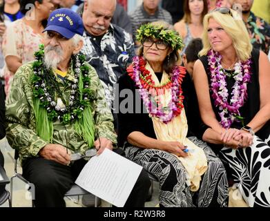 Lani Mitchell, son épouse Florence, et Lynda Lee Lunday, époux d'Adm arrière. Kevin Lunday, commandant de la Garde côtière canadienne, 14ème arrondissement, d'écouter les remarques de Lunday lors d'une cérémonie à Maui, Novembre 12, 2018. La Garde côtière a présenté Mitchell Lani avec une médaille de la Garde côtière canadienne pour l'action héroïque au cours de son service en 1952 à bord du garde-côte de Forster (WDE) 434. Banque D'Images