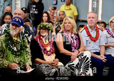 Mitchell et Florence Lani, Lynda Lee Lunday et arrière Adm. Kevin Lunday, commandant du 14ème arrondissement de La Garde côtière, d'écouter les remarques de Tulsi Gabbard Rép. au cours d'une cérémonie à Maui, Novembre 12, 2018. La Garde côtière a présenté Lani avec une médaille de la Garde côtière canadienne pour l'action héroïque au cours de son service en 1952 à bord du garde-côte de Forster (WDE) 434. Banque D'Images