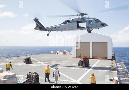 Mer des Caraïbes (nov. 12, 2018) Un MH-60S Seahawk, assigné à la mer "Chevaliers" de la mer de l'Escadron d'hélicoptères de combat (HSC) 22, offre des fournitures dans le navire-hôpital USNS Comfort (T-AH 20) au cours d'un ravitaillement en mer. Le confort est de 11 semaines sur une mission d'appui médical à l'Amérique centrale et du Sud dans le cadre du U.S. Southern Command's Enduring promesse initiative. Travailler avec des partenaires gouvernementaux et de santé en Équateur, au Pérou, en Colombie et au Honduras, l'équipe médicale a entrepris des soins à bord et dans les sites médicaux, aide à relâcher la pression sur les systèmes médicaux causée en partie Banque D'Images