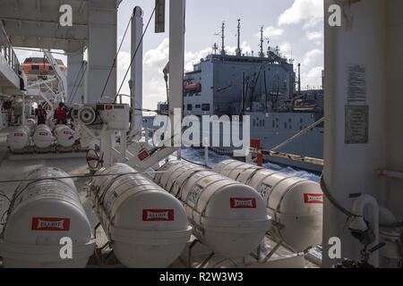 Mer des Caraïbes (nov. 12, 2018) - Le navire à cargaison sèche/munitions USNS William McLean (T-AKE 12) effectue un ravitaillement en mer avec le navire-hôpital USNS Comfort (T-AH 20) pour amener sur le carburant. Le confort est de 11 semaines sur une mission d'appui médical à l'Amérique centrale et du Sud dans le cadre du U.S. Southern Command's Enduring promesse initiative. Travailler avec des partenaires gouvernementaux et de santé en Équateur, au Pérou, en Colombie et au Honduras, l'équipe médicale a entrepris des soins à bord et dans les sites médicaux, aide à relâcher la pression sur les systèmes médicaux causée en partie par une croissance de ces bor Banque D'Images