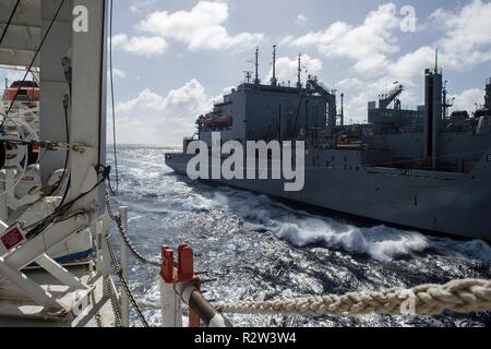 Mer des Caraïbes (nov. 12, 2018) - Le navire à cargaison sèche/munitions USNS William McLean (T-AKE 12) effectue un ravitaillement en mer avec le navire-hôpital USNS Comfort (T-AH 20) pour amener sur le carburant. Le confort est de 11 semaines sur une mission d'appui médical à l'Amérique centrale et du Sud dans le cadre du U.S. Southern Command's Enduring promesse initiative. Travailler avec des partenaires gouvernementaux et de santé en Équateur, au Pérou, en Colombie et au Honduras, l'équipe médicale a entrepris des soins à bord et dans les sites médicaux, aide à relâcher la pression sur les systèmes médicaux causée en partie par une augmentation en contre-bord Banque D'Images