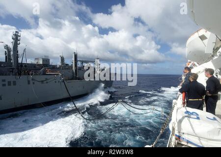 Les cargaisons sèches/munitions ship USNS William McLean (T-AKE 12) effectue un ravitaillement en mer avec le navire-hôpital USNS Comfort (T-AH 20) pour amener sur le carburant dans la mer des Caraïbes 12 Novembre, 2018. Le confort est de 11 semaines sur une mission d'appui médical à l'Amérique centrale et du Sud dans le cadre du U.S. Southern Command's Enduring promesse initiative. Travailler avec des partenaires gouvernementaux et de santé en Équateur, au Pérou, en Colombie et au Honduras, l'équipe médicale a entrepris des soins à bord et dans les sites médicaux, aide à relâcher la pression sur les systèmes médicaux causée en partie par une augmentation de la cro Banque D'Images