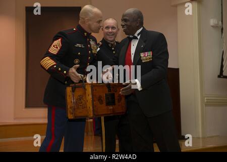 Le sergent du Corps des Marines des États-Unis. Le Major Charles A. Metzger, sergent-major, les installations du Corps des Marines est, Marine Corps Base Camp Lejeune, gauche, présente le lieutenant général à la retraite Walter E. Gaskin Sr., droite, avec un don au cours de l'anniversaire MCIEAST bal à l'Marston Pavilion de la MCB Camp Lejeune, N.C., 9 novembre 2018. Les Marines américains ont commémoré le 243e anniversaire du Corps des marines en réfléchissant sur ses riches traditions à travers la lecture du général John A. Lejeune et Message d'anniversaire de la coupe du traditionnel gâteau d'anniversaire. Banque D'Images